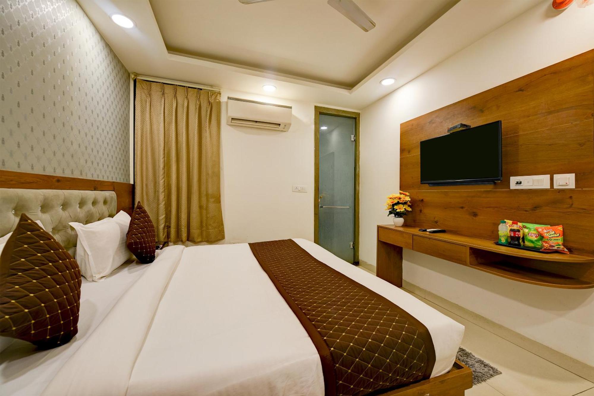 Hotel Grand Qubic Near Delhi Airport ニューデリー エクステリア 写真