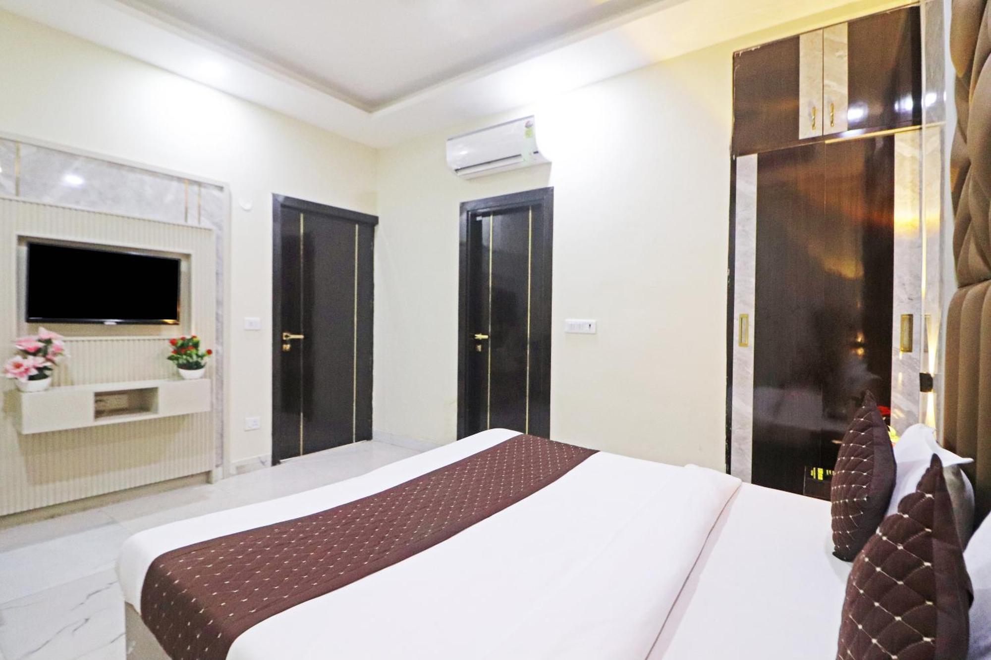 Hotel Grand Qubic Near Delhi Airport ニューデリー エクステリア 写真