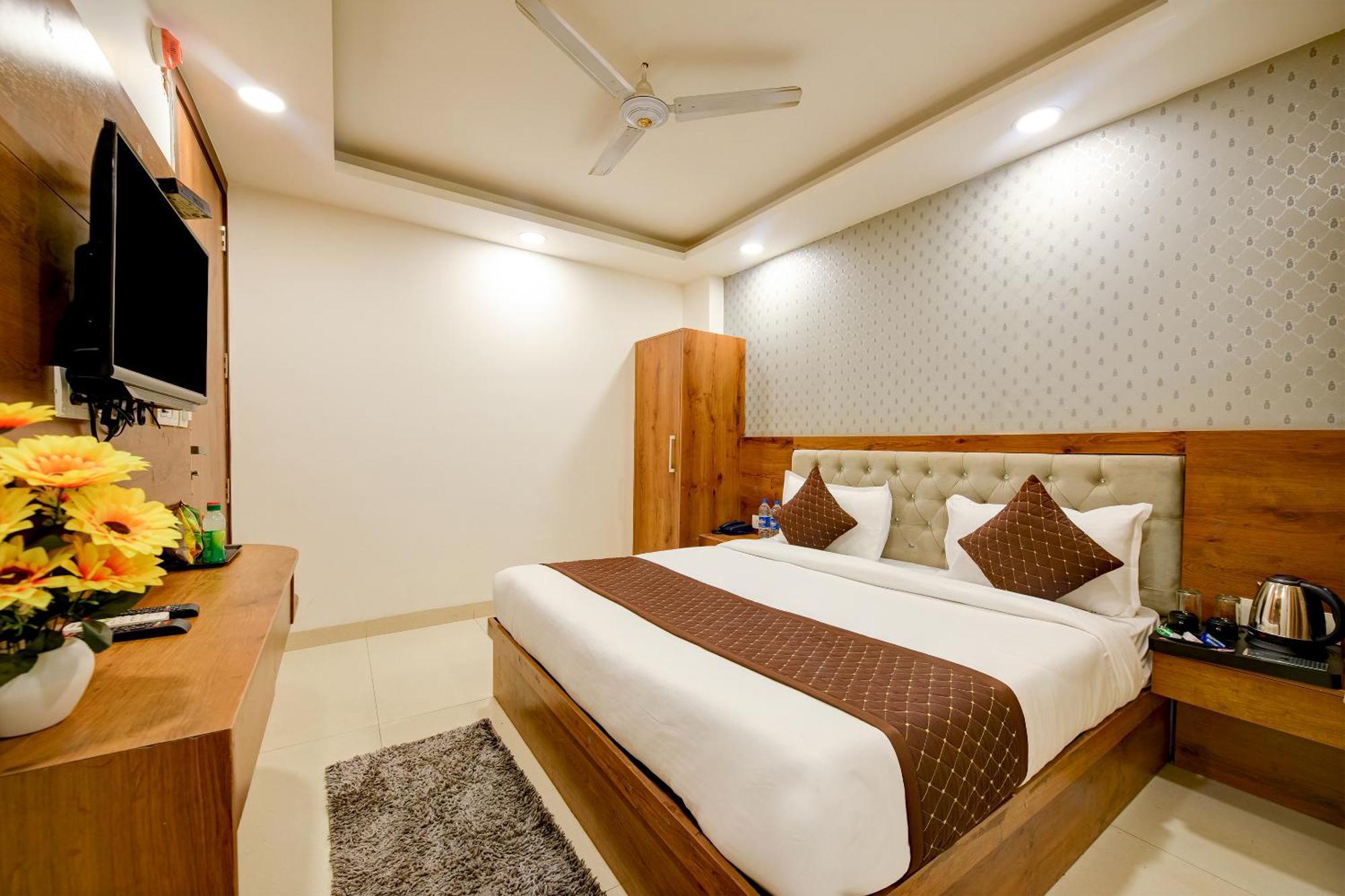 Hotel Grand Qubic Near Delhi Airport ニューデリー エクステリア 写真