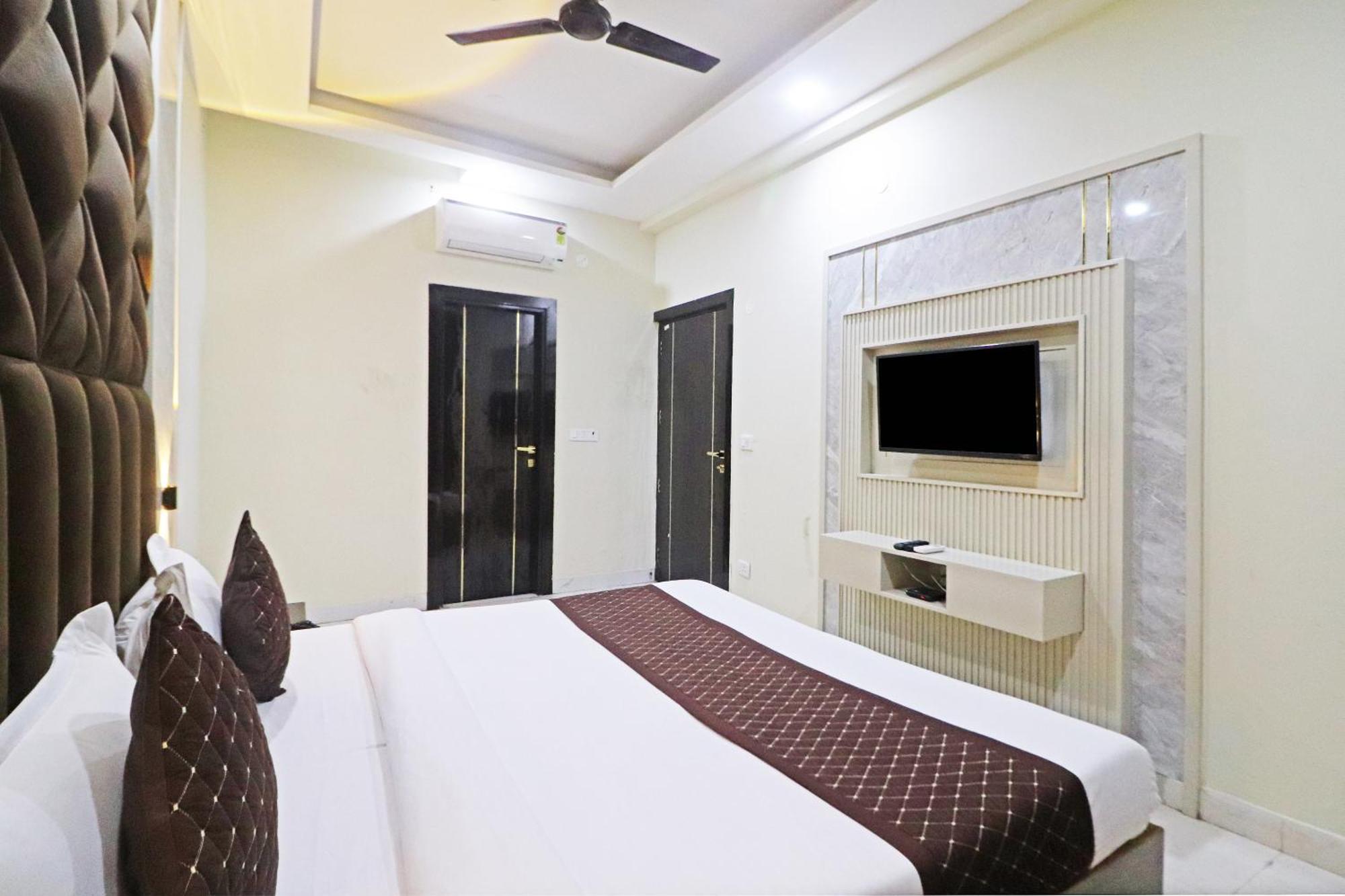 Hotel Grand Qubic Near Delhi Airport ニューデリー エクステリア 写真