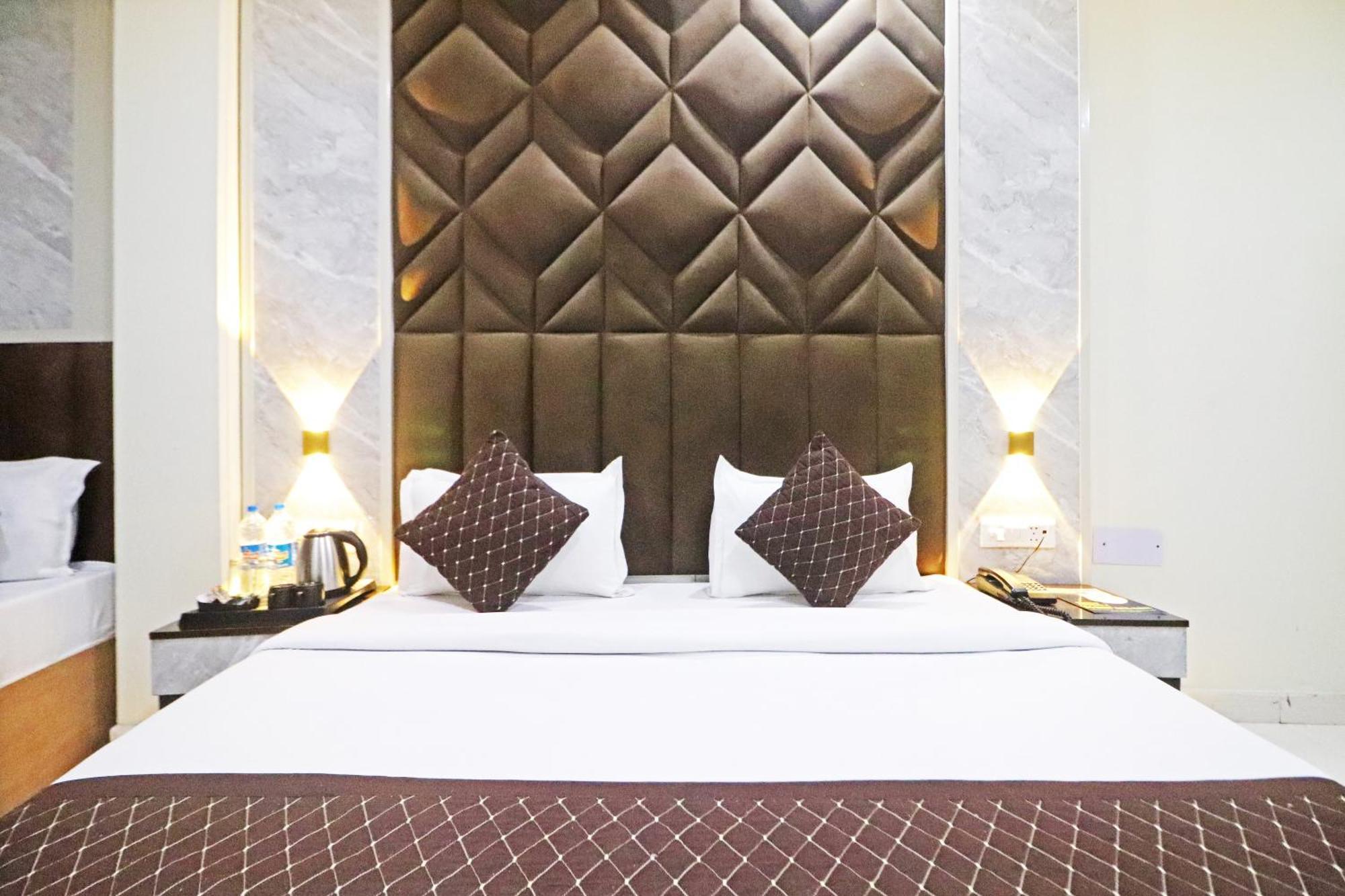 Hotel Grand Qubic Near Delhi Airport ニューデリー エクステリア 写真